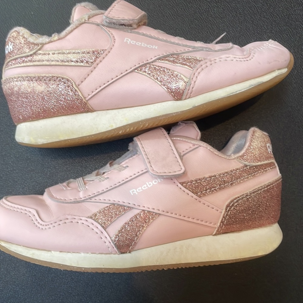 Pretty pink Reebok velcro sneakers with glitter!